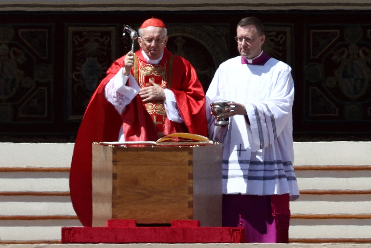 El decano del Colegio Cardenalicio, Giovanni Battista Re, quien preside el funeral del papa Francisco. Foto: Reuters/Guglielmo Mangiapane.