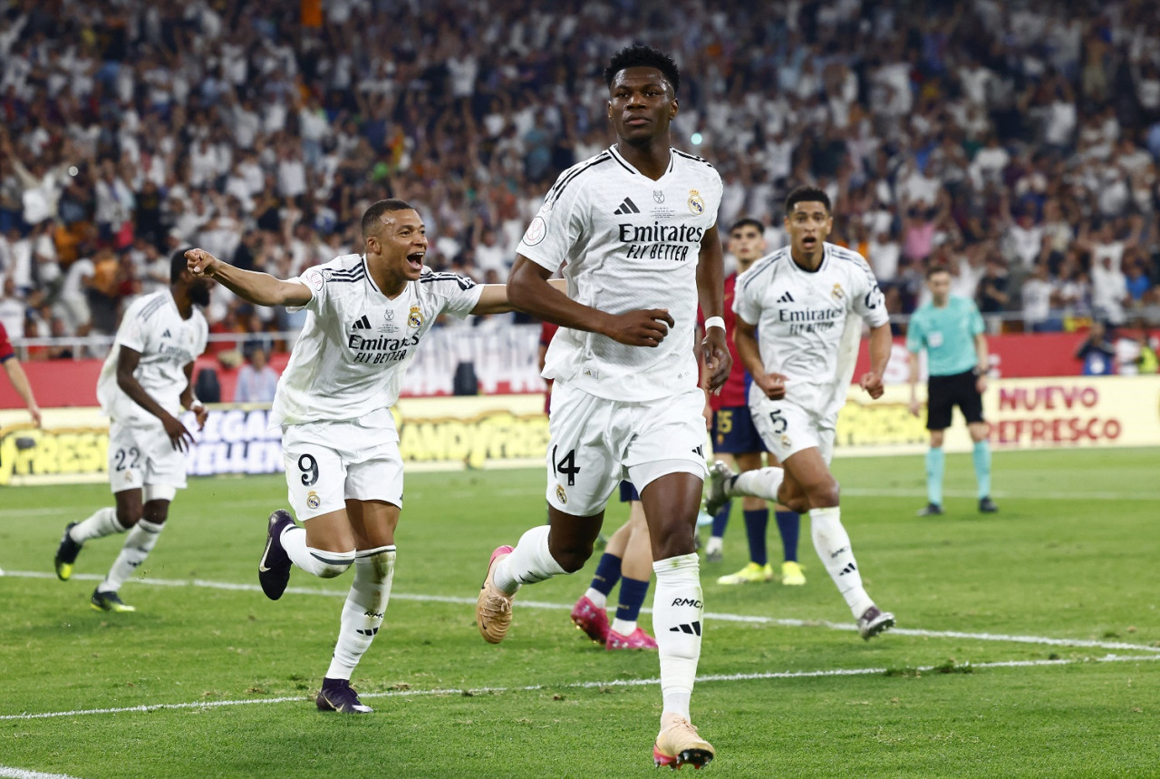 Kylian Mbappé y Aurélien Tchouaméni; Barcelona vs Real Madrid, final de la Copa del Rey. Foto: Reuters/Borja Suarez