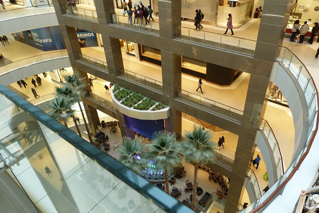 El interior de Cenco Costanera, shopping de Chile. Foto: Wikipedia.