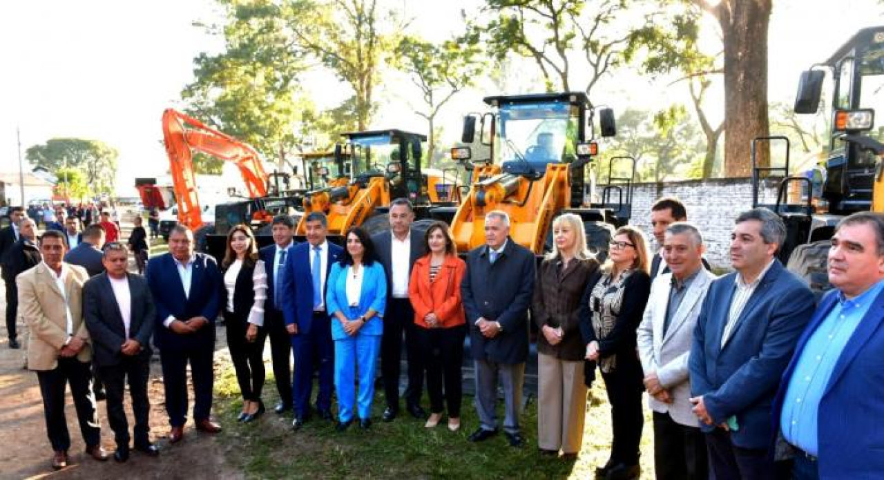 Presentación de nuevas maquinarias del Consorcio Público Metropolitano en Tucumán.